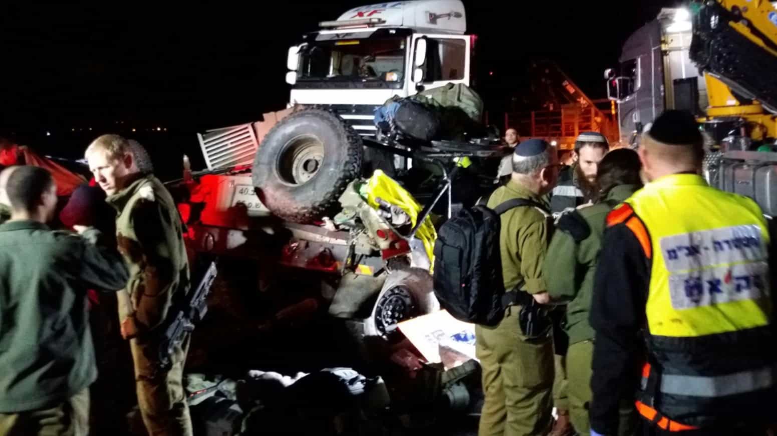 שני חיילים נהרגו מפגיעת משאית בשלושה ג׳יפים - נהג המשאית עוכב לחקירה