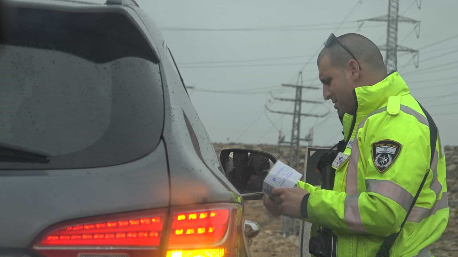 בן 18 נתפס נוהג ללא רישיון נהיגה, אימו: ״כאבה לי הרגל״