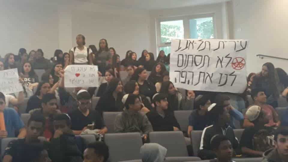 תלמידים זועמים: "עיריית תל אביב מפטרת את מנהל ביה''ס רק כי הוא מחנך אותנו לאהבת הארץ"