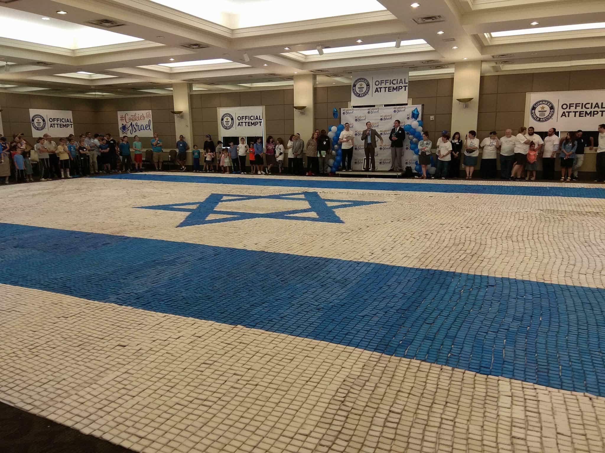 צפו בתיעוד: דגל ישראל העשוי מעוגיות בגודל של 296 מטרים שנבנה בארה"ב ושבר את שיא גינס