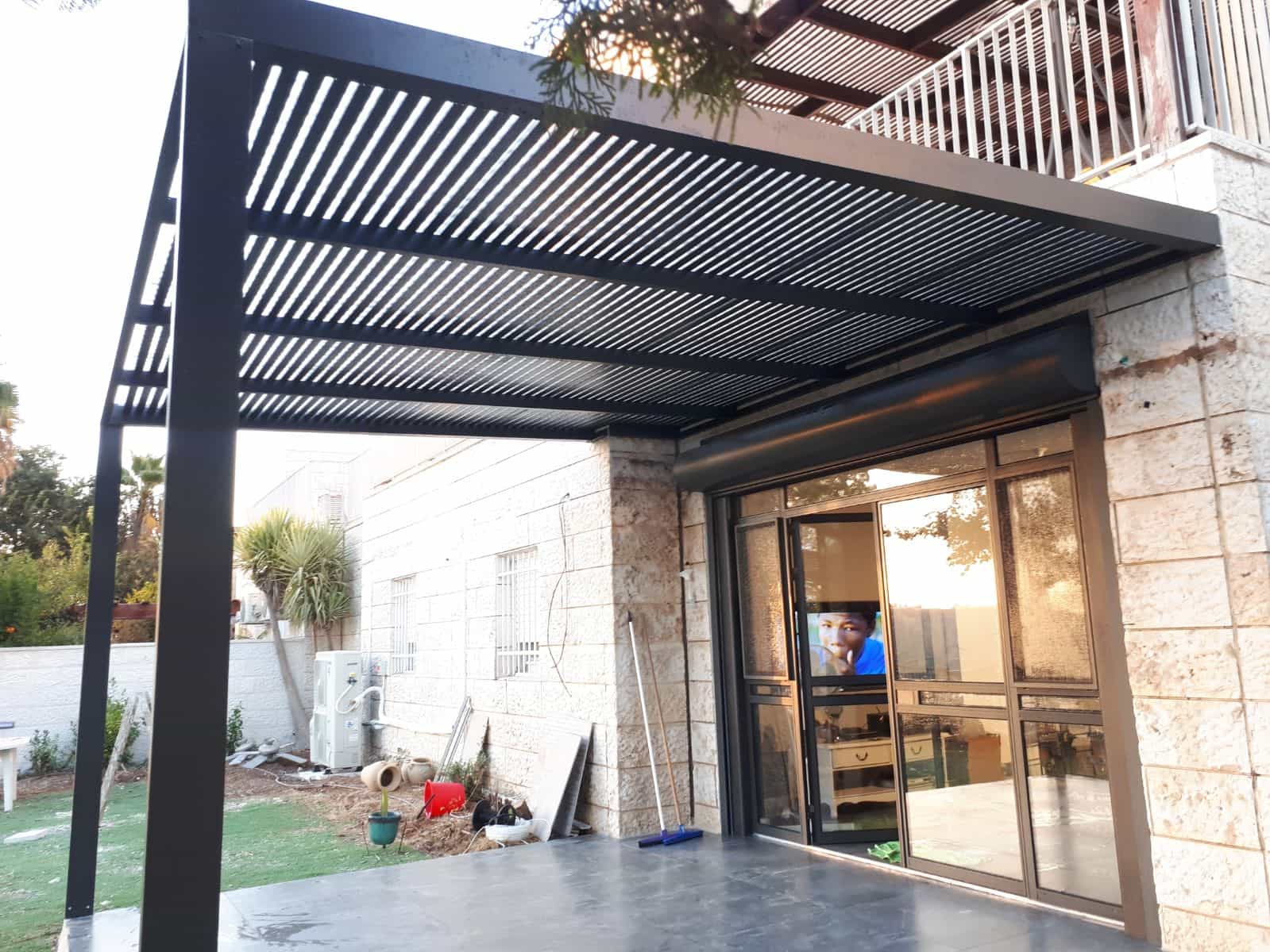 כשאומנות ואלומיניום נפגשים: כך תבנו פרגולה בעצמכם