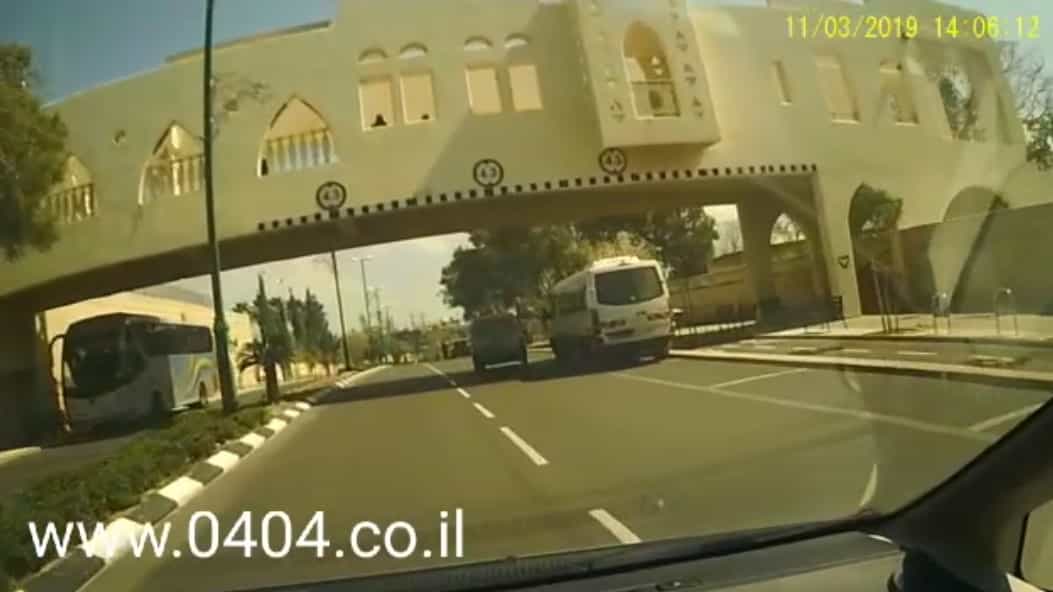 טרור במרכז הארץ: עומד על גשר ומבצע פיגוע אבנים מתוכנן לעבר כלי רכב - צפו בטירוף