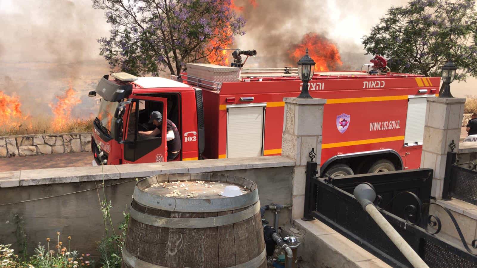 החום הקיצוני | שריפת חורש פרצה סמוך לישוב גבע בנימין - המשטרה פינתה את קו הבתים הראשון