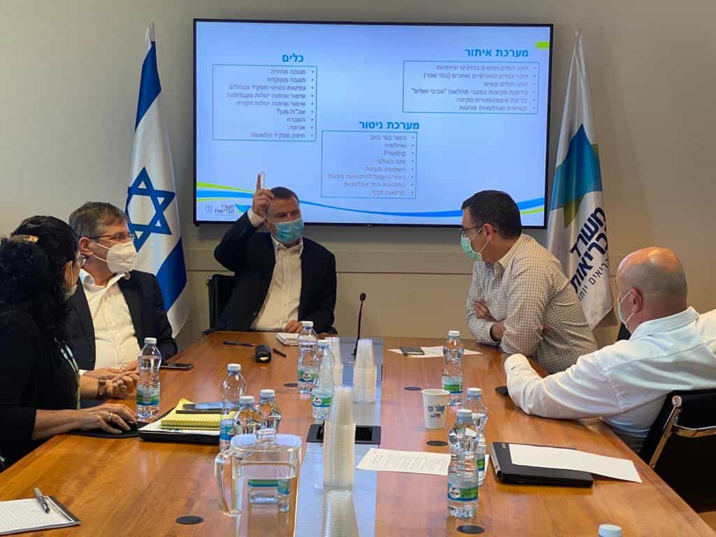 שר הבריאות אדלשטיין הנחה להתיר התקהלות של עד ל-50 איש גם במבנים סגורים