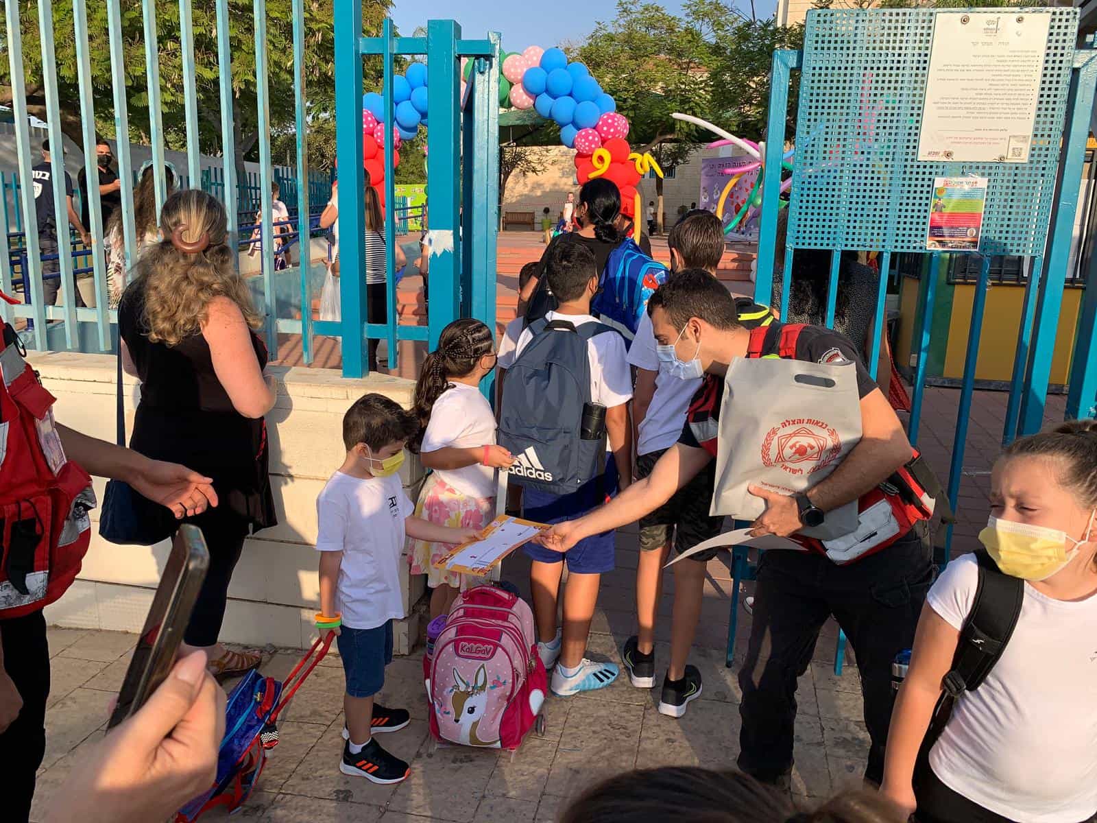 לוחמי האש של תחנת ב"ש חילקו מערכת שעות לשנת הלימודים תשפ"ב