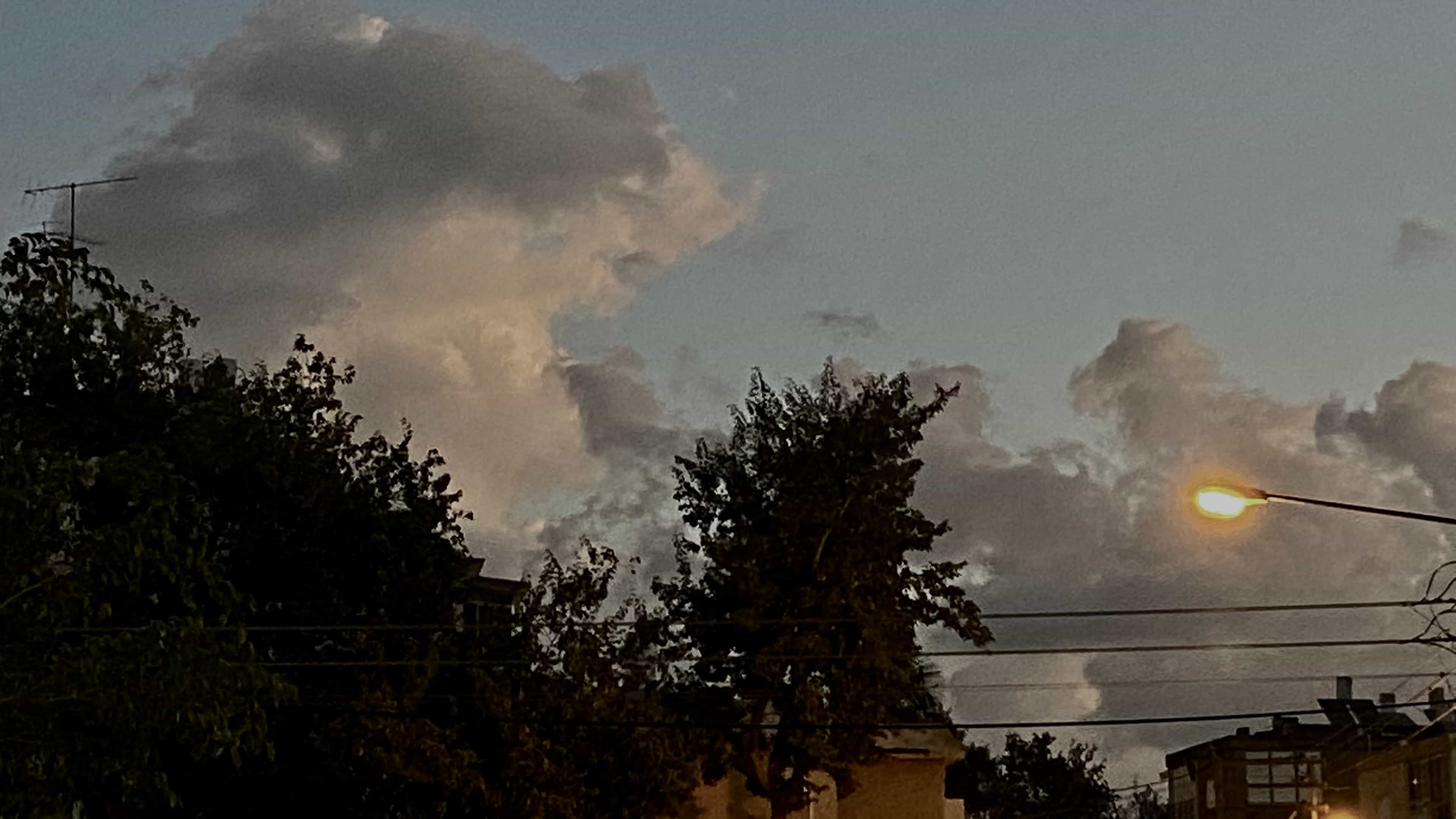 מזג האוויר: מעונן חלקית עד מעונן. בשלישי - גשום