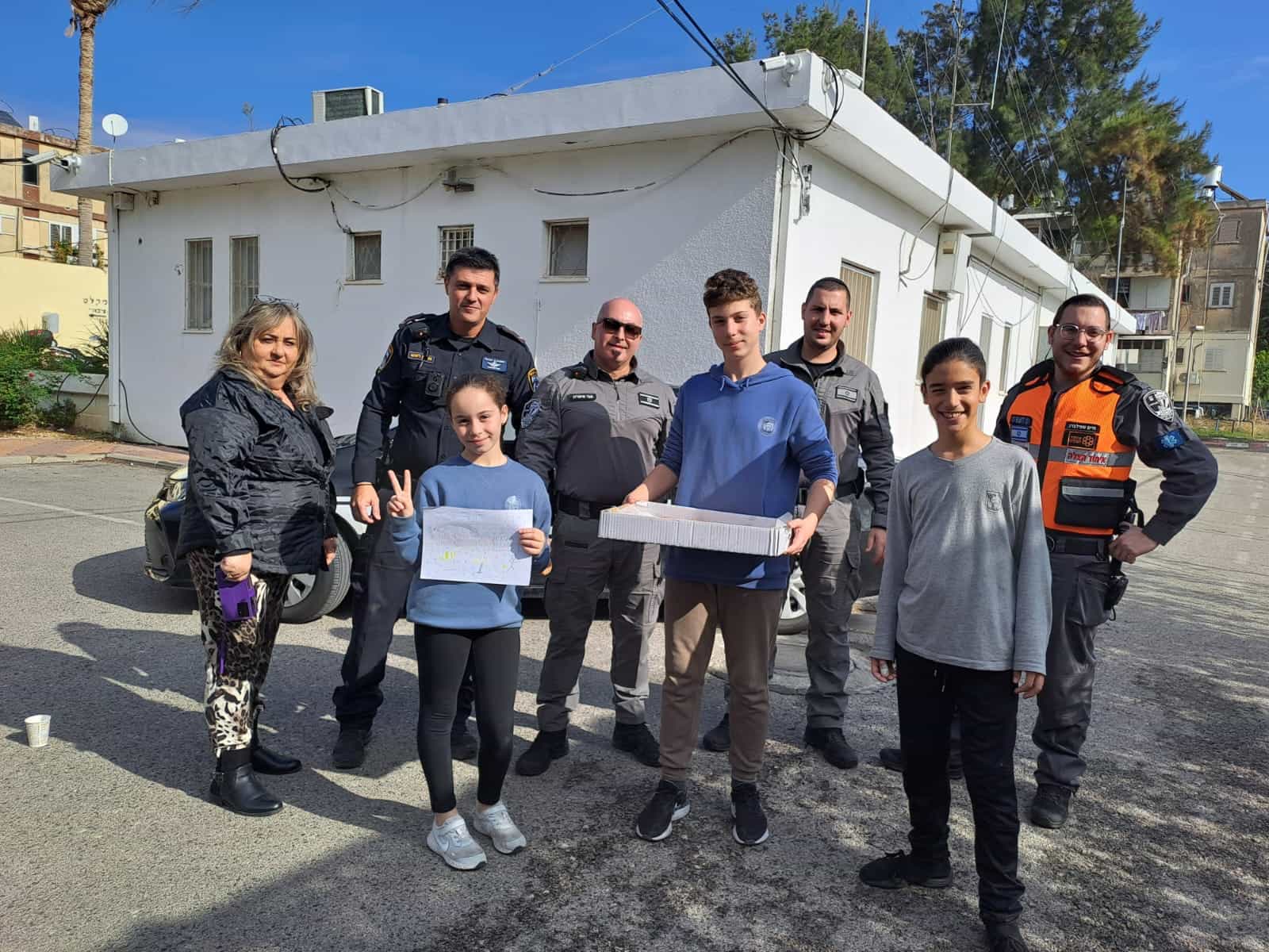 תלמידי ביה"ס "הצבי ישראל" מאירים את הקהילה לכבוד חנוכה