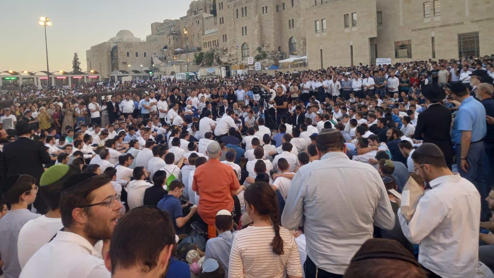 מ ר ג ש ! צפו בהמונים בכותל המערבי בשירת ״למען אחיי ורעיי״