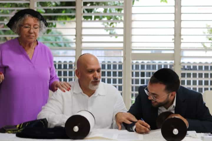 ספר תורה נכתב והוכנס לזכרו של רוברט ראובן ששימש איש ציבור במשך עשרות שנים