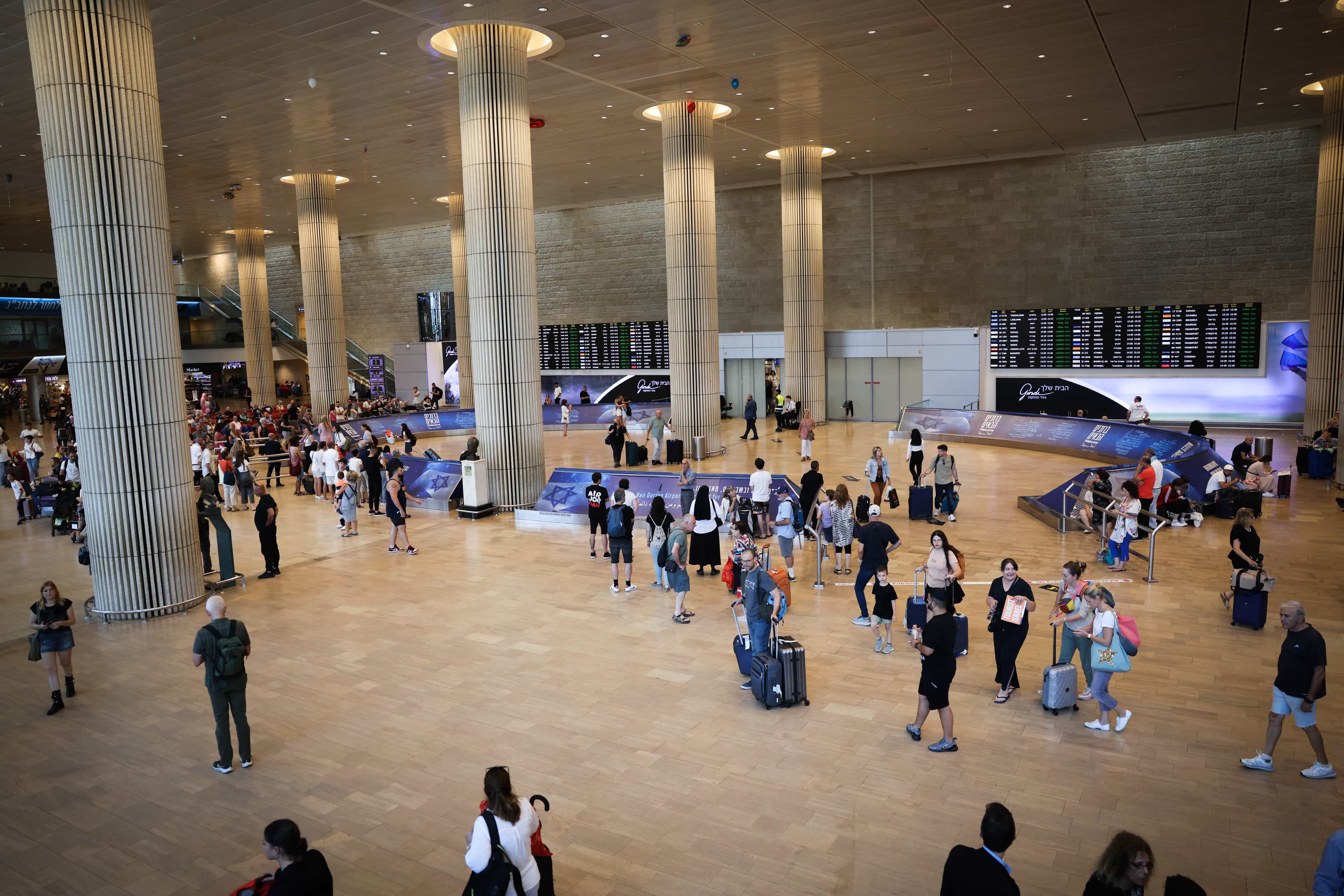דרמה בטרמינל בנתב״ג: הנוסעים נדרשו לשכב על הריצפה - חשוד נעצר | צפו