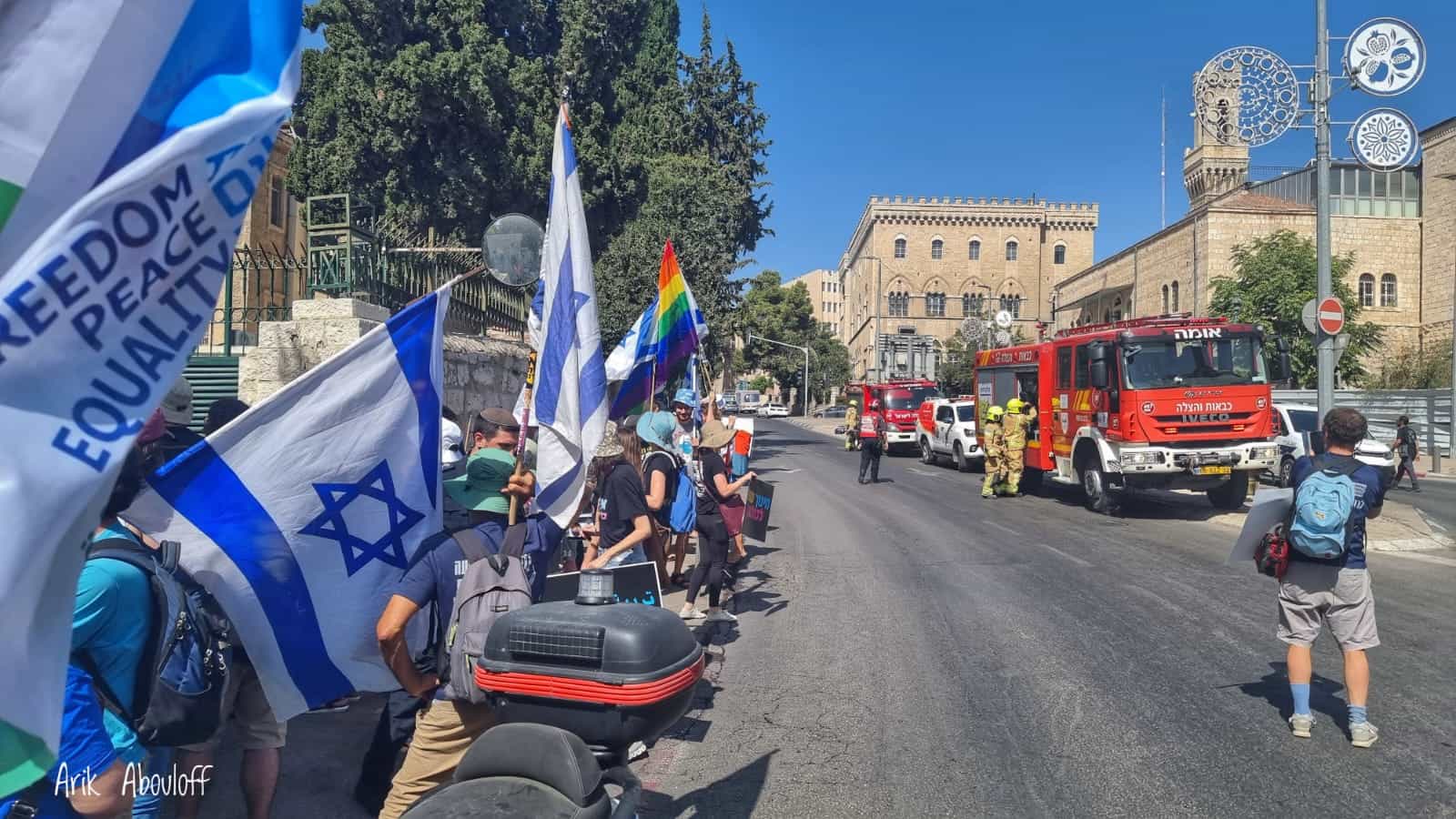 התפרצו למשרד החינוך והדביקו ידיהם בדבק חזק לרצפה