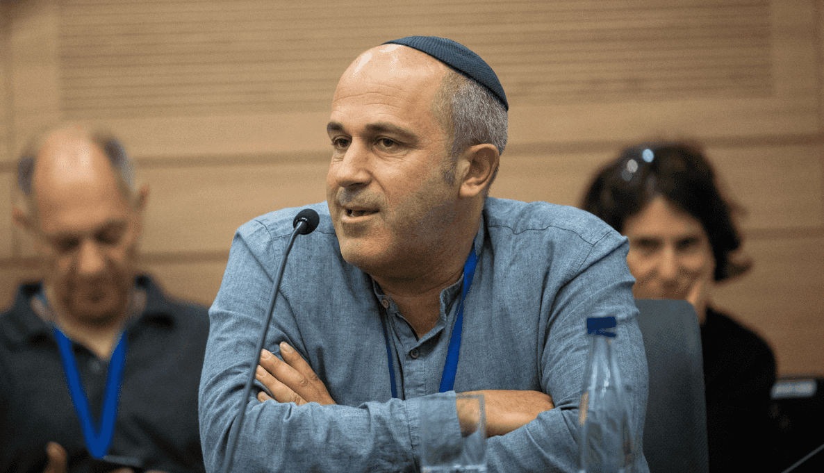 "אין הגמל רואה את דבשתו העקומה" | קינג מגיב לעתירה נגד רשימתו