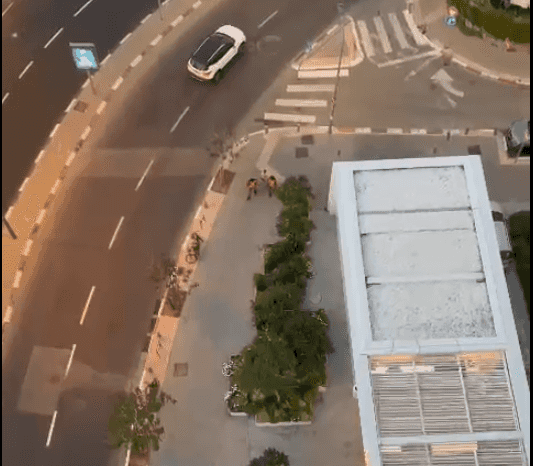 מרגש: לוחמות פיקוד העורף מטיילות עם ילדי העוטף בת"א | צפו
