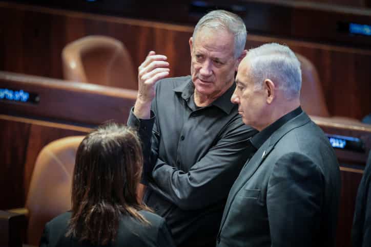 גנץ ניסה לעקוץ את נתניהו וחטף: ״פוליטיקאי קטן ועלוב״