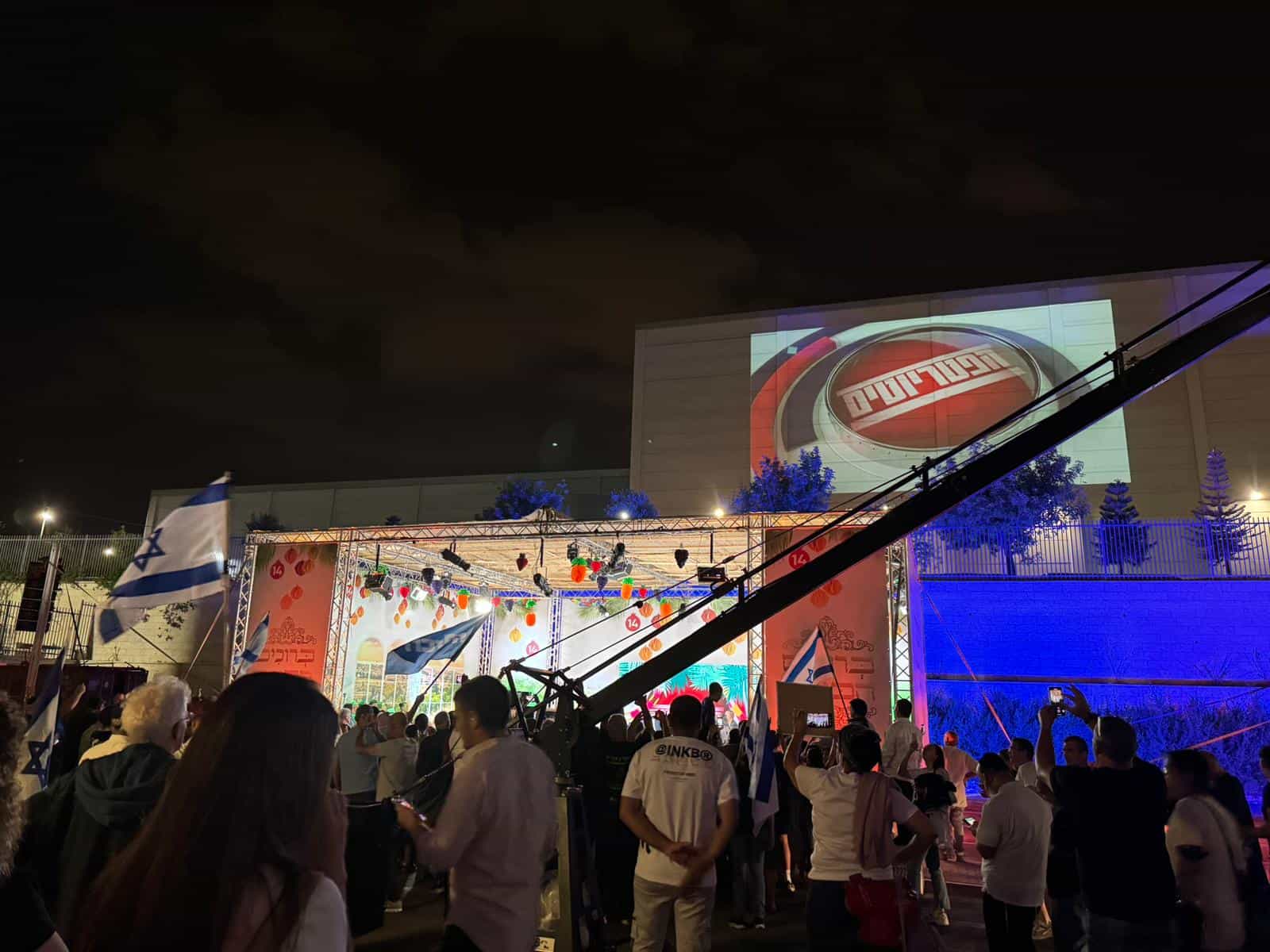 המוני צופים הגיעו לתמוך בערוץ 14, המשטרה ביצעה חסימה בכניסה | צפו בצופים
