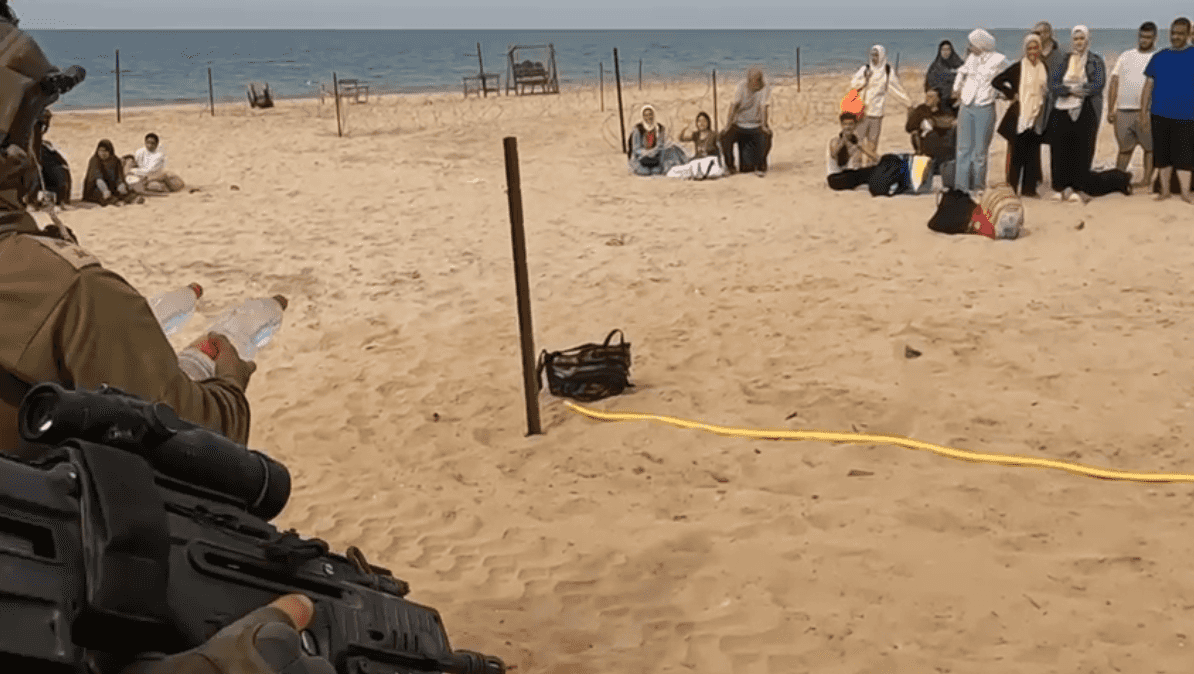 הצבא המוסרי בעולם: כוחותינו מחלקים מים קרים לתושבי הרצועה המתפנים דרומה | צפו