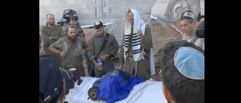 סיירת גולני הכניסה ספר תורה ללוחמינו בתוך הרצועה | צפו