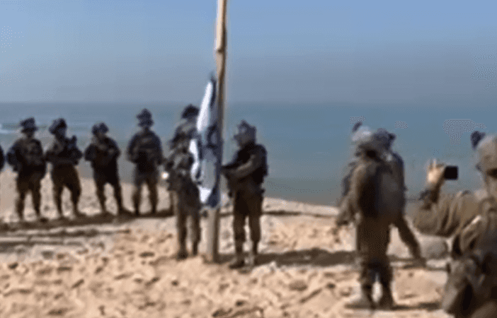 צפו בשירת התקווה ודגל ישראל בחופי עזה