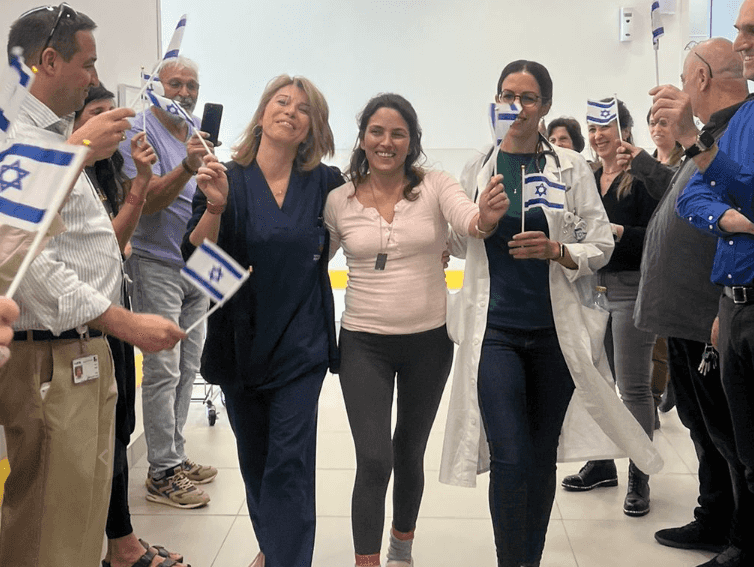 לאחר שריגשה מדינה שלמה: כך עמית סוסנה השתחררה מביה"ח | צפו