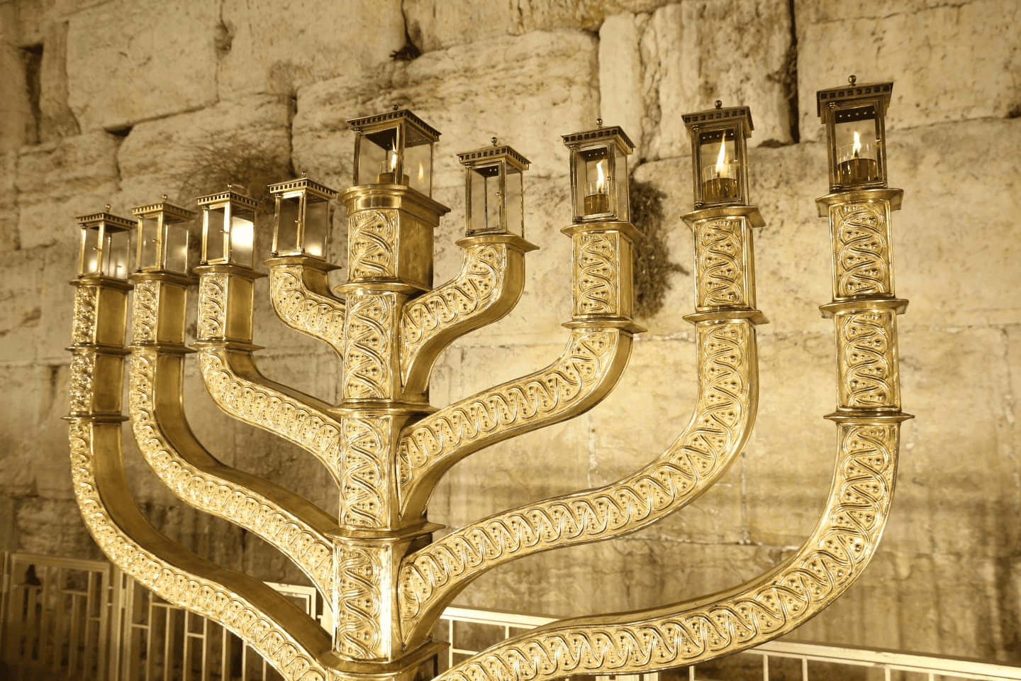 נרות חנוכה שיודלקו השנה בכותל המערבי: בתפילה לשלום חיילינו והשבת החטופים