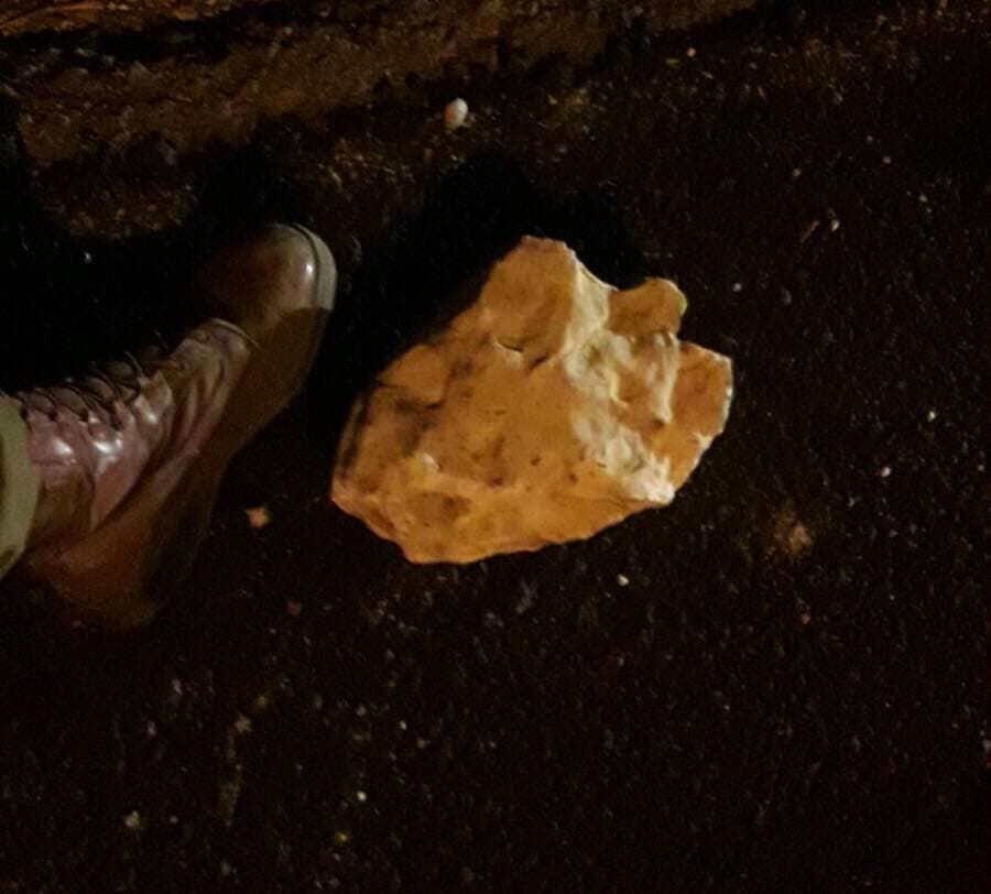 יהודים הפגינו בצומת יצהר בעקבות ניסיון הפיגוע אמש בחווארה. בתגובה - ערבים רגמו רכבים באבנים