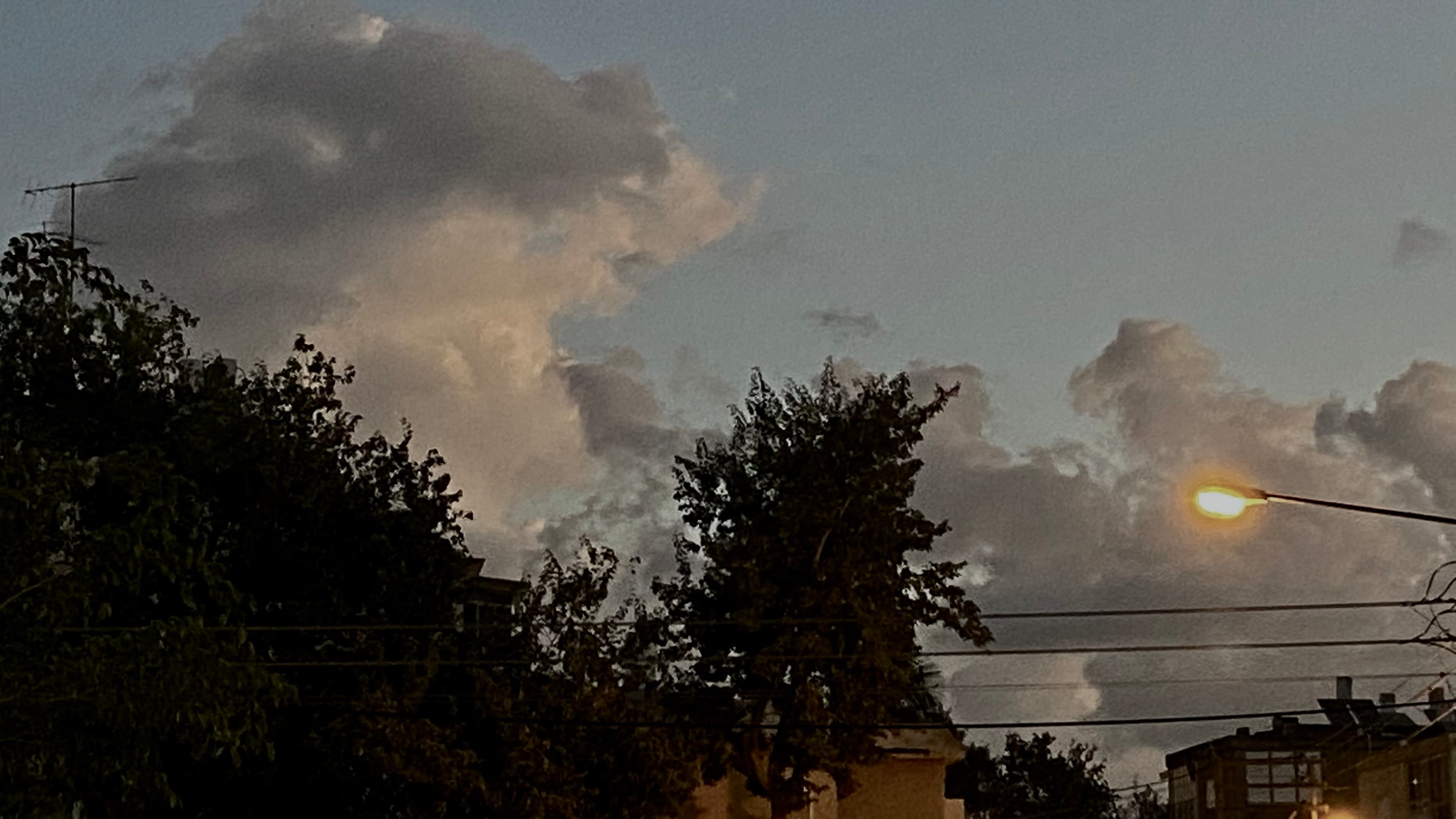מזג האוויר: מעונן חלקית עד מעונן. בשלישי - גשום