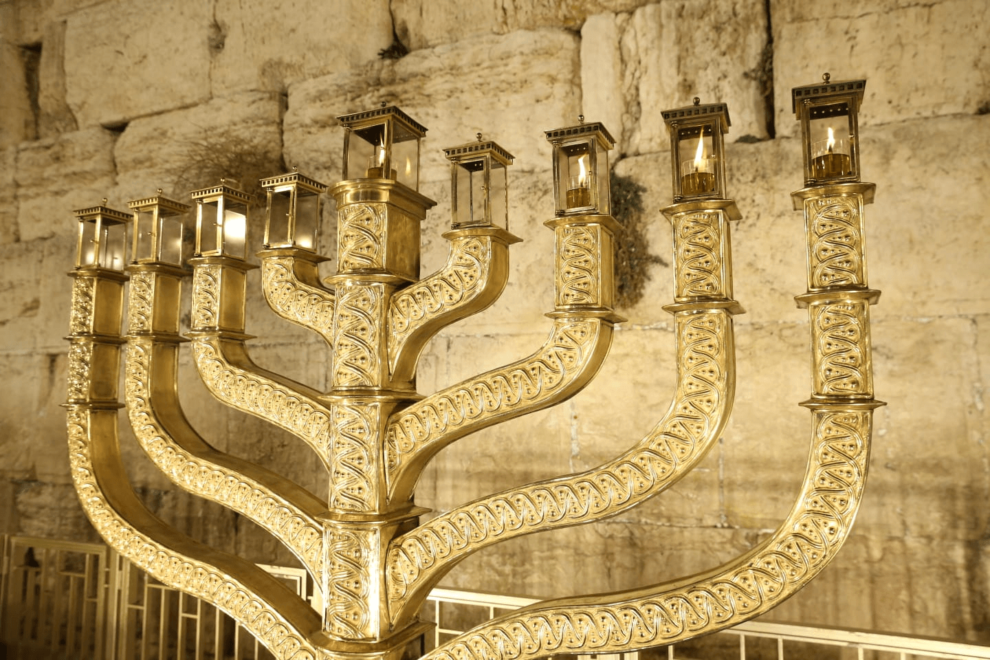 נרות חנוכה שיודלקו השנה בכותל המערבי: בתפילה לשלום חיילינו והשבת החטופים